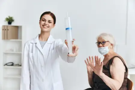 Эмоциональная медсестра и пациент, вакцинация, паспорт вакцинации