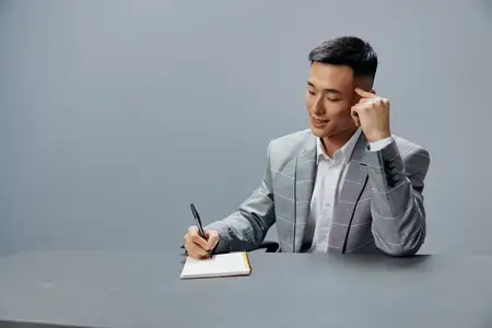 Менеджер с блокнотом на столе сидит за офисным столом