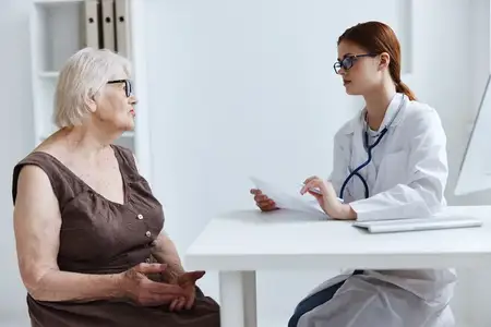 Пациент консультируется с врачом в медицинском кабинете