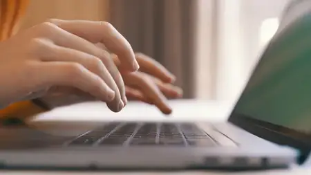 Печатает на клавиатуре ноутбука, интернет, крупный план, работа, общение