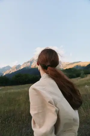 Повседневный портрет женщины на природе, наслаждающейся уединением на широком просторе
