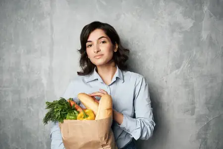Брюнетка с пакетом продуктов в супермаркете, шопинг, образ жизни