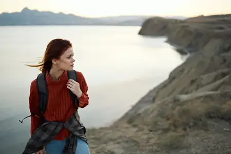 Турист в горах с рюкзаком на плечах, природа, активный образ жизни, обрезанный вид