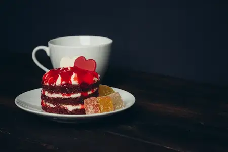 Красный круглый торт, сладости, десерт с чаем, крупный план