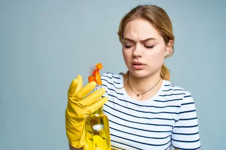 Женщина с ведром чистящих средств заботится о доме