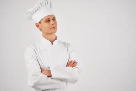 Весёлый шеф-повар ресторана за работой