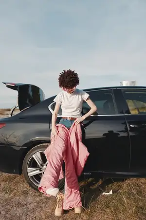 Вид со спины на человека в повседневной одежде рядом с автомобилем