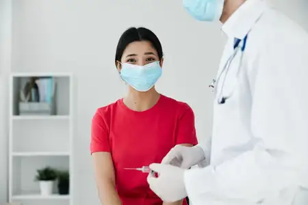 Пациент в больнице получает медицинскую инъекцию