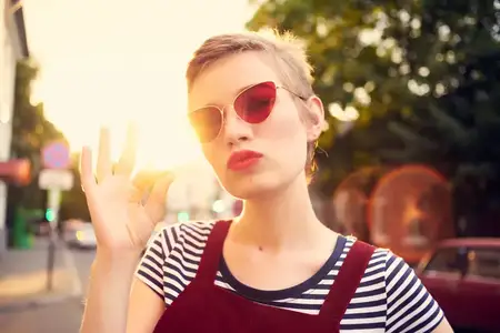 Привлекательная женщина на прогулке по городу, мода и отдых на свежем воздухе
