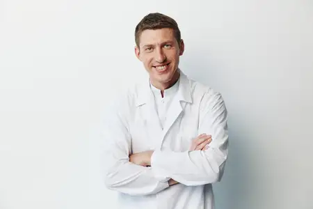 Мужчина стоит, модный портрет, лицо