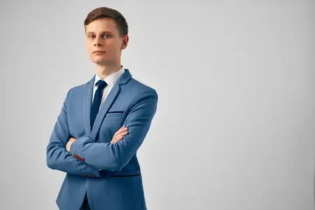 Мужчина в костюме, уверенность в себе, студия, официальный стиль