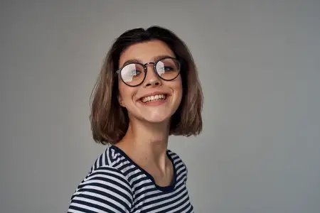 Привлекательная женщина в модной одежде на светлом фоне