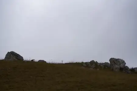 Скалистый пейзаж в осеннюю погоду, высокие камни, путешествие