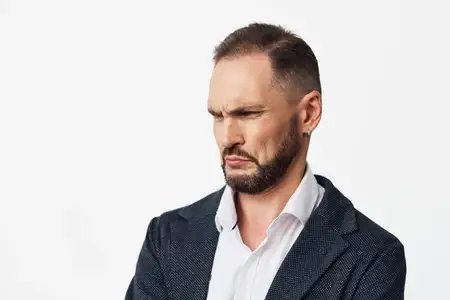 Корпоративный профессиональный портрет, подчеркивающий настроение, уверенность и интенсивность; идеально подходит для тем лидерства, стратегии и принятия решений