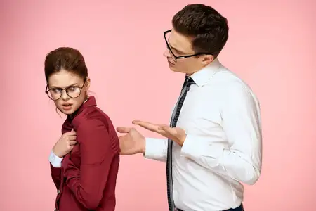 Бизнесмен и женщина, коллеги по офисной работе, командный менеджмент в студии на розовом фоне
