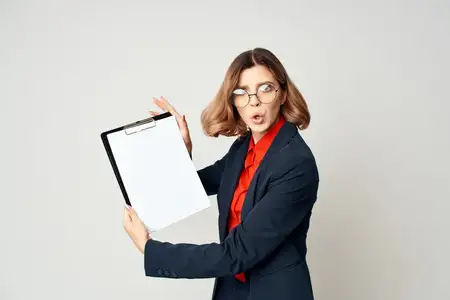 Женщина в костюме с документами, работа менеджера в офисе