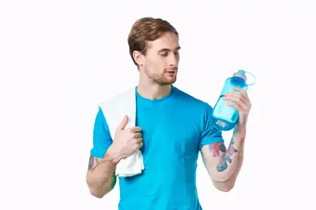 Красивый мужчина с бутылкой воды в руках, спорт, фитнес, татуировка