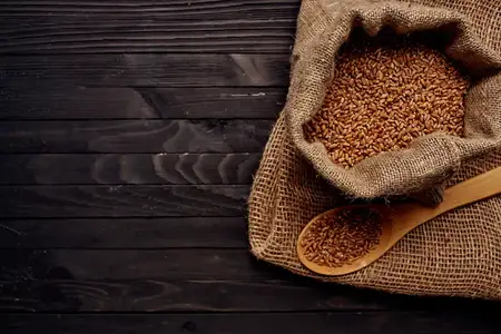 Крупным планом злаки в пакете, кухонные продукты