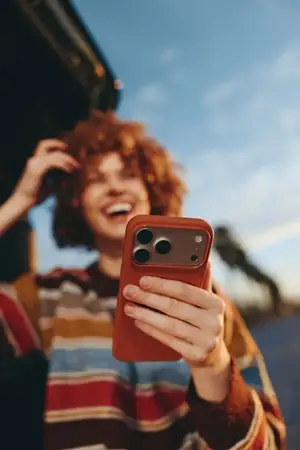 Женщина в стиле активной жизни делает селфи на смартфон на открытом воздухе