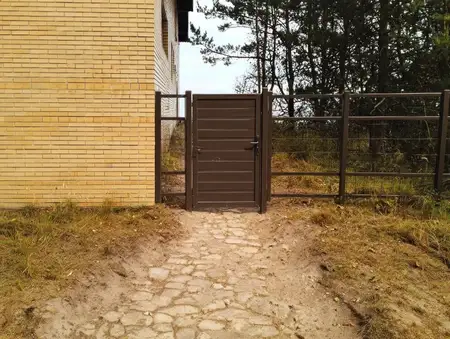 Тихая деревенская сцена с выветренными текстурами, одинокие ворота на границе