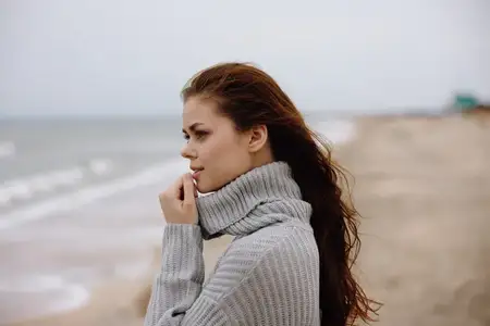 Симпатичная женщина идёт по песчаному пляжу у океана, свобода, путешествия, без изменений