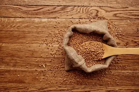 Деревянная посуда, органические продукты и еда, вид сверху