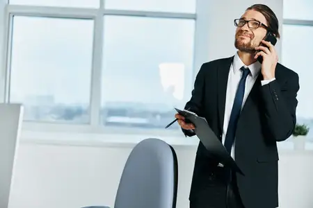 Мужчина в костюме, официальное лицо, работает за компьютером, технологии