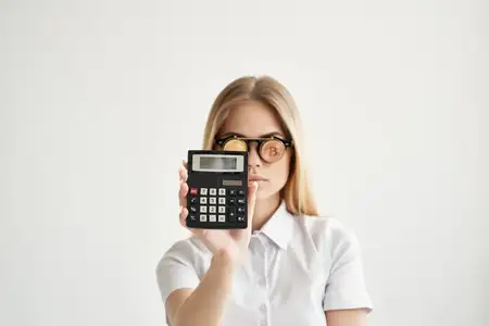 Забавная женщина держит золотую монету, символизирующую криптовалюту и виртуальные деньги
