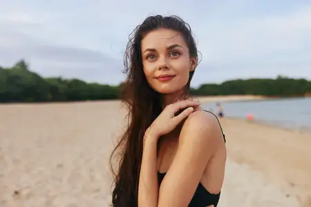 Женщина, образ жизни, девушка, беззаботная, лето, взрослая, молодая, солнце, отпуск, закат, пляж, отдых на природе, счастье, море, прогулка, небо, океан, песок, красота, улыбка, берег