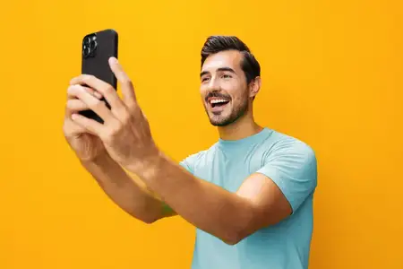 Мужчина в киберпространстве, счастливый, со смартфоном, образ жизни, телефон, бизнес, мобильный, сообщение, удивление, коммуникация, очки, указывающий, копия, студия, технология, желтый телефон…