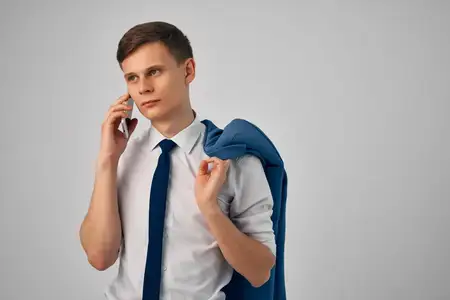Деловой мужчина в костюме, пиджак на плече, общение, финансы, официальный стиль