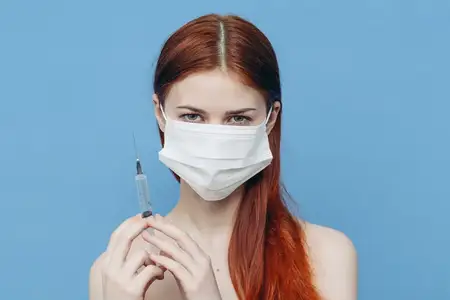 Женщина держит в руке на голубом фоне, обнаженные плечи, модель, эмоции