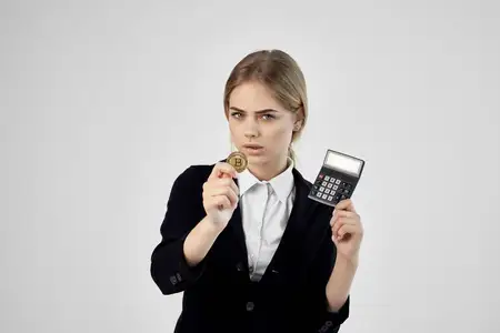На изолированном фоне представлен финансовый калькулятор, золотая монета и биткоин