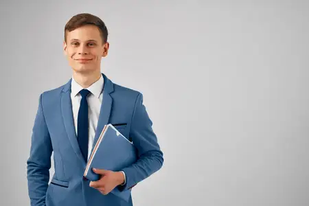 Жизнерадостный менеджер в костюме с документами