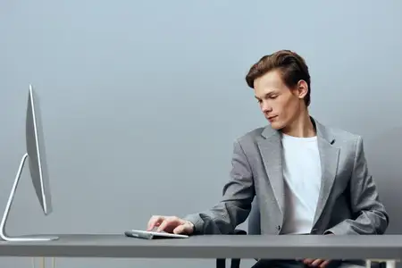 Современный бизнесмен в офисе: профессиональный руководитель работает за ноутбуком