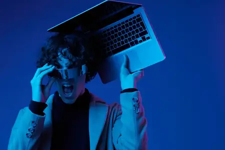 Портрет стильного мужчины-хакера с ноутбуком и футуристическими очками в синем свете, кибербезопасность, технологии и образование, неоновый цвет, фрилансер, удаленная работа