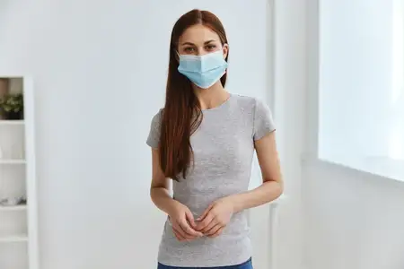Женщина с пластырем на плече, медицинский паспорт вакцинации