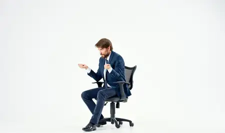 Бизнесмен сидит в кресле в офисе, работает на светлом фоне