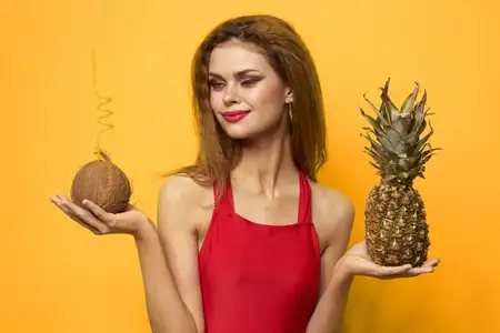 Красивая женщина с экзотическими фруктами, лето, роскошь, жёлтый фон