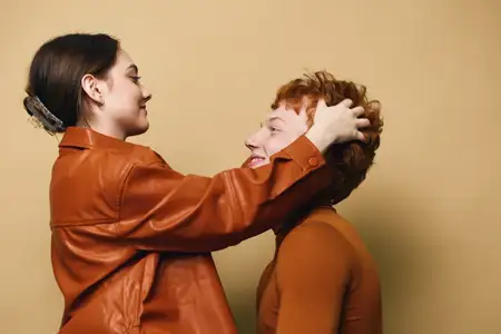 Пара: женщина и мужчина обнимаются и улыбаются с любовью и нежностью в помещении