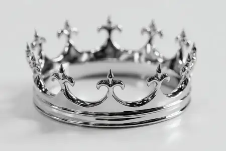 Вечный королевский символ, запечатленный в оттенках серого, излучающий элегантность, церемониальность и роскошь