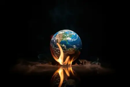 Земной шар, охваченный огнем, символизирующий глобальное потепление и угрозы окружающей среде