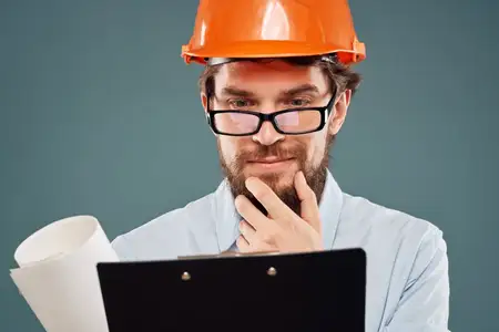 Эмоциональный рабочий в оранжевой краске, бумажная работа, строительный образ жизни, веселье