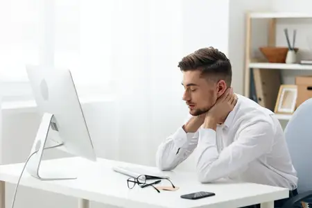 Бизнесмены работают за компьютером в интернете, излучая официальную уверенность в себе в офисе