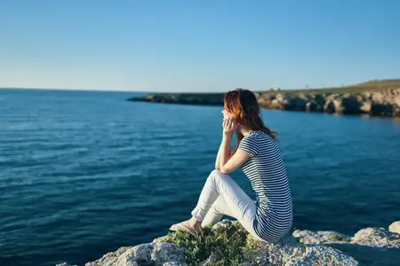 Женщины в горах у моря, занимающиеся природным приключенческим туризмом, модель