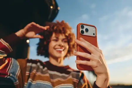 Сцена на открытом воздухе в стиле жизни: женщина делает селфи на смартфон