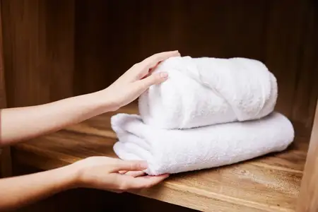 Женщина, мягкая чистота, красота, отель, гигиена, ванна, уход, дом, спа-процедуры, оздоровление, здоровье, фон, расслабление, женщина с полотенцем, стопка, рука, белый цвет, крупный план, роскошная…