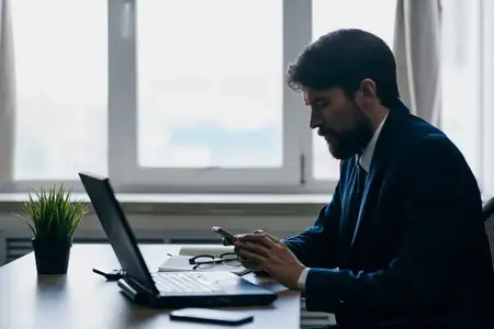 Бизнесмены в офисе перед ноутбуком, исполнительный успех