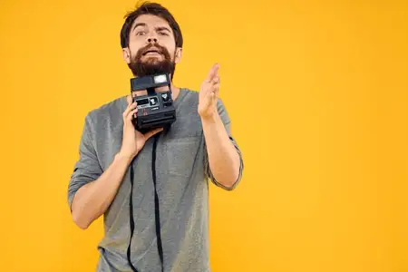 Фотограф-мужчина с профессиональным фотоаппаратом