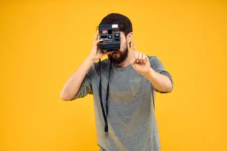 Фотограф-мужчина с профессиональным фотоаппаратом